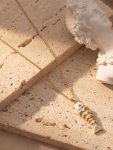 Load image into Gallery viewer, Catching Lips Necklace
